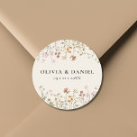 Adesivo Redondo Boho Wildflower Beige Garden Casamento<br><div class="desc">Adicione um toque encantador à sua papelaria de casamento ou favores com o nosso Clássico Redondo de Boho Wildflower Beige Garden. Apresentando delicadas ilustrações de flor silvestre em um fundo bege suave, este adesivo versátil é perfeito para selar envelopes, adorar bolsas de favoritos ou adicionar um toque pessoal à decoração....</div>