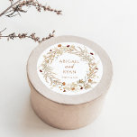Adesivo Redondo Boho Wildflower Butterfly Casamento<br><div class="desc">O Clássico Arredondado Clássico de Borboleta Floral Boho Wildflower apresenta um belo buquê de flores silvestres,  juntamente com ilustrações delicadas de borboletas.</div>