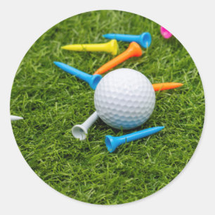 Adesivo Redondo Bola de golfe e teta sobre grama verde