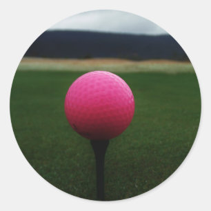 Adesivo Redondo Bola de Golfe Rosa em campo de golfe na montanha