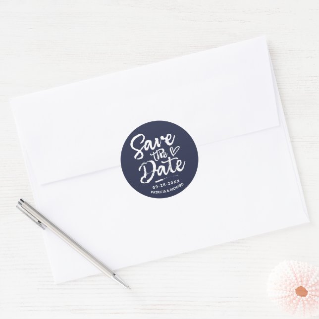 Adesivo Redondo Bold Script Rustic Chic Casamento Salva A Data (Envelope)