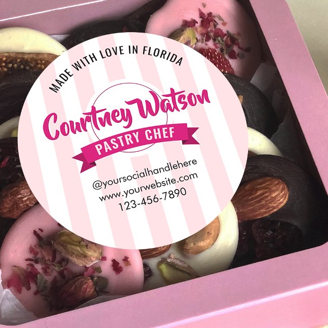 Adesivo Redondo Bolo de Listras Rosa Tendência Padaria Chef de Con (Criador carregado)