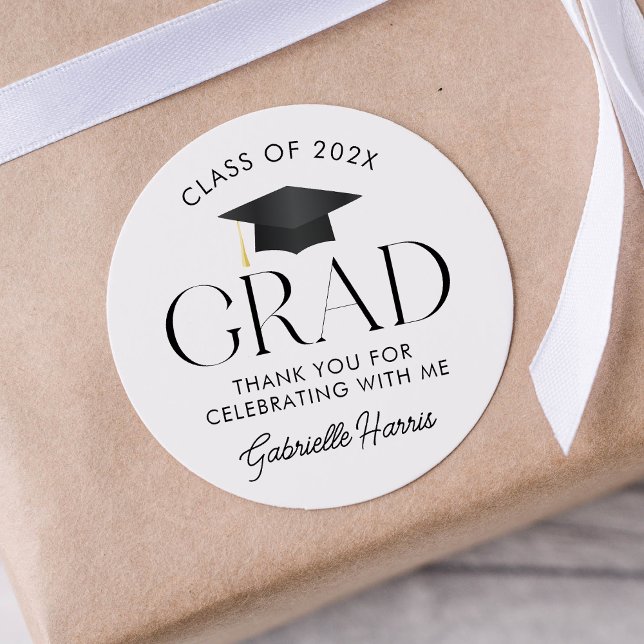 Adesivo Redondo Boné de formatura preto e branco moderno (Modern Black and White Graduation Cap Classic Round Sticker)