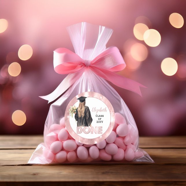 Adesivo Redondo Boné e palhaço | Florestas rosa feitas (Girl Graduate in Cap and Gown with Floral Bouquet and Faux Pink Sparkles "DONE" Graduation Stickers)