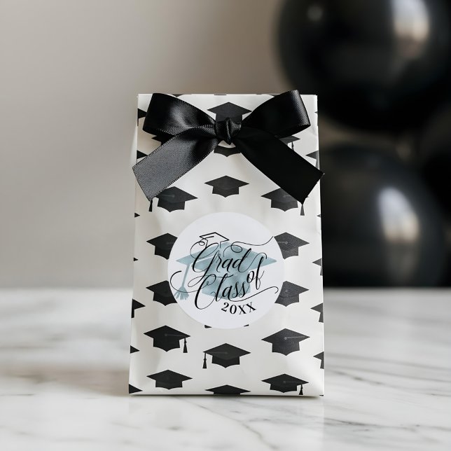 Adesivo Redondo Boné Formando Azul Típico de Script Preto Elegante (Elegant Black Script Typographic Blue Grad Cap Classic Round Sticker)