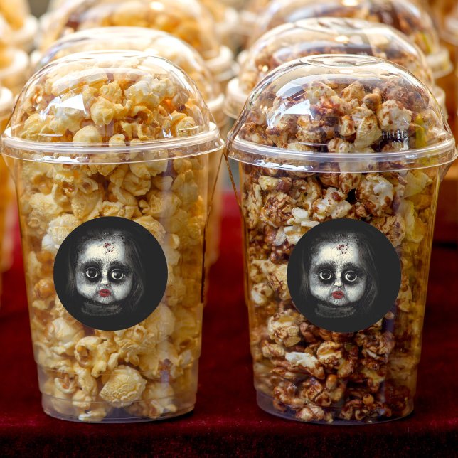 Adesivo Redondo Boneca Gótica Assustadora com Salpicos de Sangue H (These creepy Gothic doll stickers look awesome on Halloween party favors.)