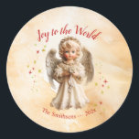 Adesivo Redondo Bonita Vintage Angel Christmas<br><div class="desc">Um lindo anjo infantil da porcelana vintage aparece em uma definição de creme e água dourada em meio a um borrifo de estrelas de Natal. Isto faz um encantador adesivo redondo. "Joy to the World" está em um roteiro vermelho que você pode mudar se preferir outra frase. Certifique-se de mudar...</div>