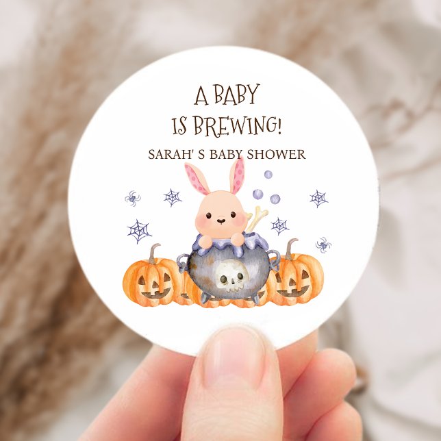 Adesivo Redondo Bonito Halloween Cauldron Baby está criando Chá (Cute Halloween Cauldron Baby is Brewing Shower Classic Round Sticker)