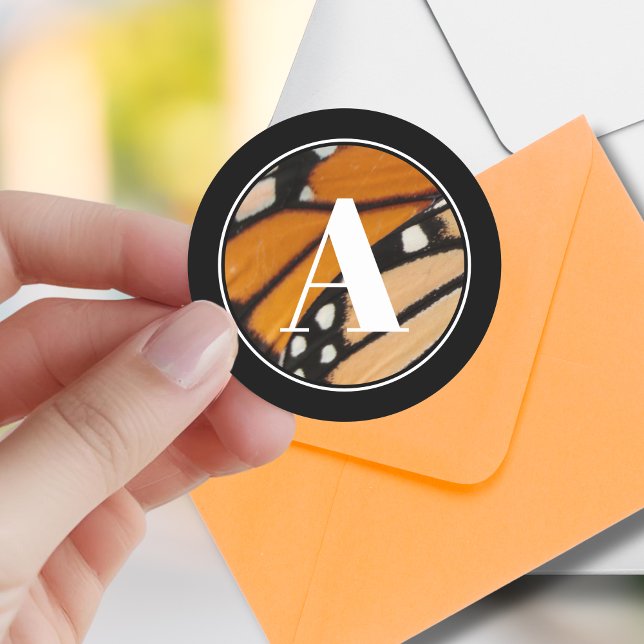 Adesivo Redondo Borboleta Monarca Asa Laranja e Preto Iniciais (Criador carregado)