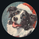 Adesivo Redondo Border Collie Christmas<br><div class="desc">Uma cena emocionante se desdobra na frente deste cartão festivo de Natal, com um charmoso "Border Collie" enfeitado com um chapéu alegre de Papai Noel. O amigo furioso olha com olhos brilhantes e cheios de alma, irradiando a alegria e antecipação da época de férias. O chapéu de Papai Noel tocou...</div>