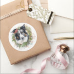 Adesivo Redondo Border Collie Christmas Wreath Festivo Pup<br><div class="desc">Procurando o presente de Natal perfeito para seu amigo peludo? Nosso presente de Natal é o que você precisa! Com um tema de Natal encantador, é o presente ideal para o seu querido animal de estimação. Quer você seja uma mãe de cachorro, pai de cachorro, ou simplesmente um amante de...</div>