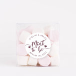 Adesivo Redondo Borgonha | Favor personalizado de casamento<br><div class="desc">Os adesivos punny do favor do casamento destacam a "menta a ser" em um guião gravado à mão de vinho burgundy,  acentuado com corações. Personalize com seus nomes e data de casamento.</div>