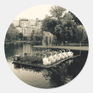 Adesivo Redondo Boston Swan Boats em Preto e Branco
