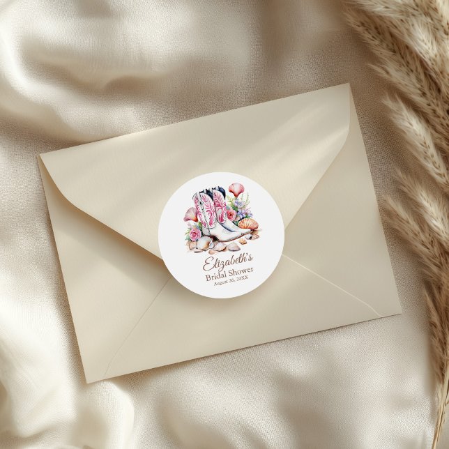 Adesivo Redondo Botas Boho Rosa para Cowgirl em Chá de Noiva (Boho Pink Coastal Cowgirl Boots Bridal Shower Classic Round Sticker on an elegant envelope.)
