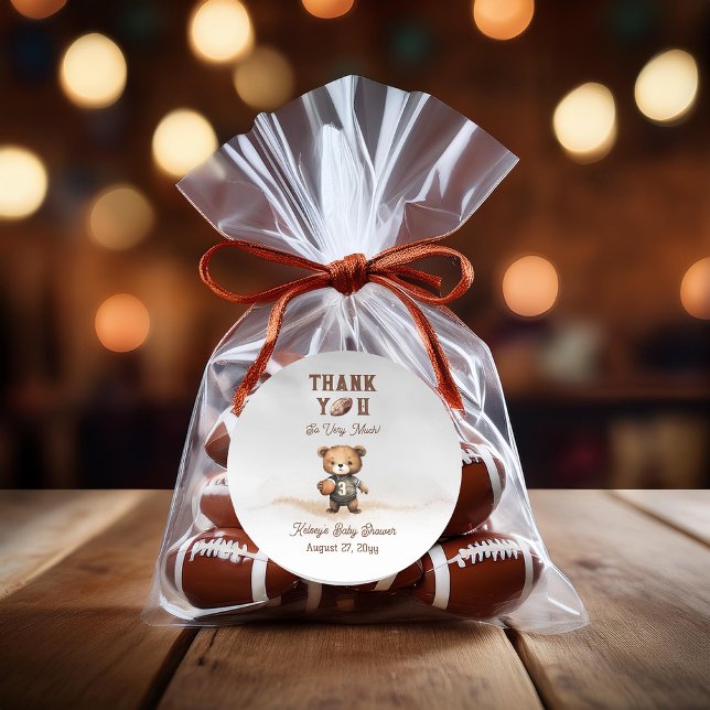 Adesivo Redondo Boy Barly Espera Chá de fraldas Americano de Futeb (Teddy Bear Boy American Football Baby Shower Favor Sticker - Bearly Wait Collection)