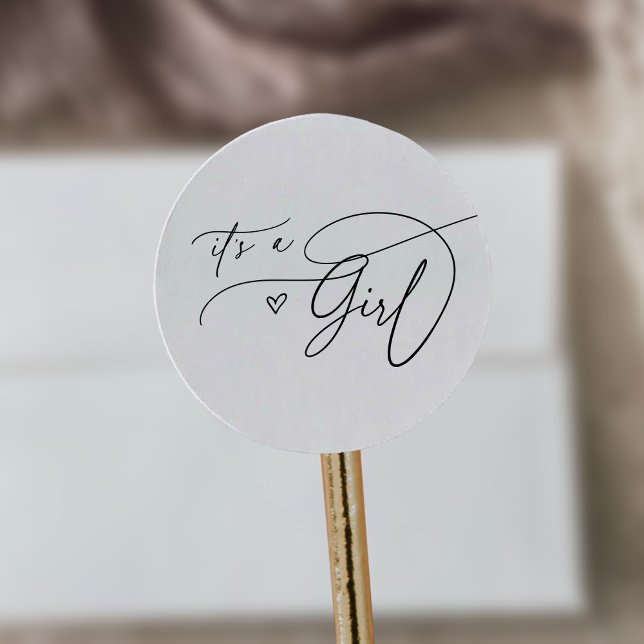 Adesivo Redondo Branca Negra Moderna DARCY É um Chá de fraldas (DARCY Modern Black White It's A Girl Baby Shower Classic Round Sticker)