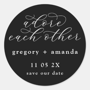 Adesivo Redondo Branco Tradicional sobre Caligrafia Elegante Negra