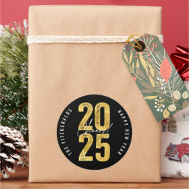 Adesivo Redondo Brindemos a 2025 Tipografia Dourada Ano Novo Moder