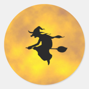 Adesivo Redondo Bruxa de Halloween em uma vassoura clássica