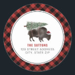 Adesivo Redondo Buffalo Bison Árvore de Natal Endereço da Xadrez V<br><div class="desc">Ilustração de um bisão de búfalo vestindo chapéu de Papai Noel com árvore de Natal amarrada às costas. Design de borda de xadrez de búfalos preto e vermelho com texto preto e vermelho.</div>