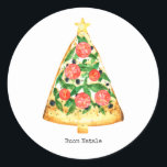 Adesivo Redondo Buon Natale Italiana Felry Christmas Pizza Slice<br><div class="desc">Ilustração de uma fatia de pizza em forma de árvore de Natal decorada com verduras,  azeitonas e fatias de tomate e cortada com uma estrela. O texto editável diz,  "Buon Natale."</div>