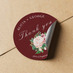 Adesivo Redondo Buquê Blush Casamento Chic Obrigado<br><div class="desc">Obrigado de casamento Elegante e minimalista você rodeia adesivo / etiqueta de favorito de casamento com um belo buquê burgundy e pincel de rosas de pénia rosa e um roteiro de tipografia de tendência branca contra um fundo vermelho escuro. Personalize com os nomes e iniciais da noiva e do noivo...</div>