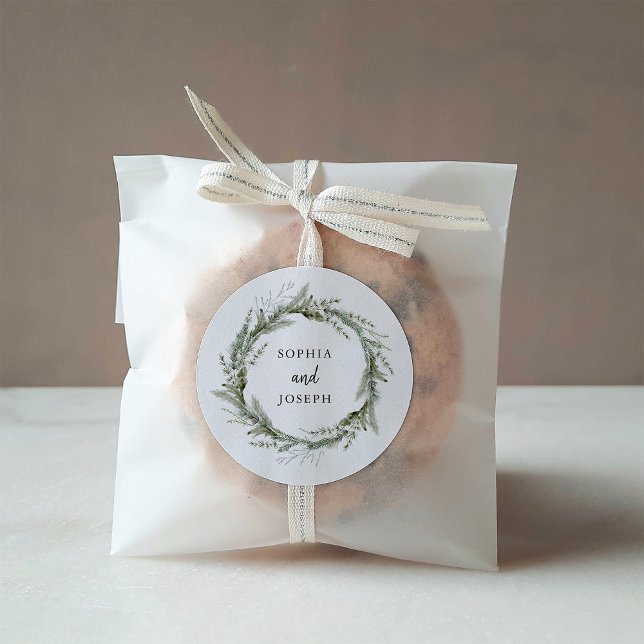 Adesivo Redondo Buquê Elegante | Casamento de Natal (A simple, classic holiday sticker for your wedding, with an elegant green Christmas pine wreath)