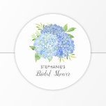 Adesivo Redondo Buquê Floral Azul Hydrangea Chá de panela<br><div class="desc">Estes chás de panela apresentam flores azul-aquarela,  hydrangea e folhagem verde Personalize o texto com o nome da noiva. Estes autocolantes são ideais para serem usados como adesivos de selagem de envelopes ou para decorar favores. Os suprimentos correspondentes da parte do chá de panela também estão disponíveis.</div>