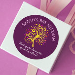 Adesivo Redondo Burgundy Bat Mitzvah Gold Foil Tree of Life Modern<br><div class="desc">Tenha orgulho, alegria e mostre este marco do seu Bat Mitzvah favorito! Use este adesivo divertido, sofisticado e personalizado para adicionar a seu dia especial. Uma espinheira de ouro falso, gráfica, impressionante, com cor-de-rosa cintilante, laranja, e Estrela vermelha de David e "folhas" de ponto, sobrepõe-se a um rico fundo roxo...</div>