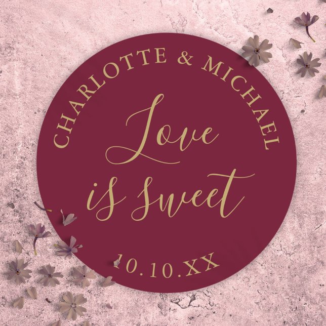 Adesivo Redondo Burgundy E Dourado Amor É Um Bonitinho Favor De Ca (Burgundy And Gold Love Is Sweet Wedding Favor Classic Round Sticker)