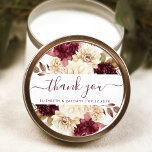 Adesivo Redondo Burgundy Ivory Floral Casamento Obrigado<br><div class="desc">Este elegante adesivo de casamento rústico apresenta uma luva e um design floral de cor d'água de marfim. As palavras "obrigado você" aparecem na caligrafia da caligrafia burguesa com baloiços no começo e no fim. Adicione os nomes dos casais e a data do casamento abaixo.</div>