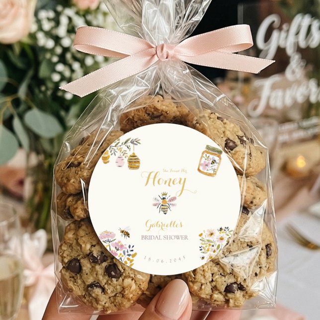 Adesivo Redondo Butter Yellow She Found Her Honey Bee Bridal Party (Criador carregado)