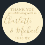 Adesivo Redondo ButterCup Yellow Signature Casamento Favor Obrigad<br><div class="desc">A assinatura amarela favorita o obrigado seu adesivo redondo clássico com nomes de estilo de assinatura. Personalize com seu obrigado especial suas informações em tipografia de ouro-chico. Projetado por Thisnotme©</div>