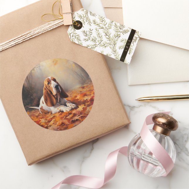 Adesivo Redondo Caça-Basset nas Folhas do Outono Cai Inspire (Presentear)