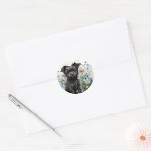 Adesivo Redondo Cachorro Affenpinscher Fofo em um Campo de Flores 