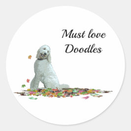 Adesivo Redondo Cachorro De Labradoodle Em Folhas