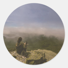Adesivo Redondo Cachorro e mulher num Bluff Rocky