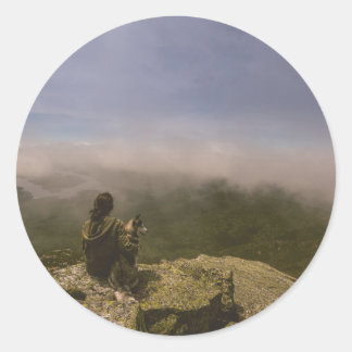 Adesivo Redondo Cachorro e mulher num Bluff Rocky