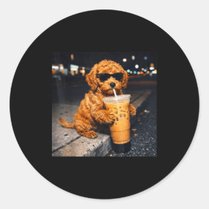 Adesivo Redondo Cachorro goldendoodle bebendo café gelado animal e