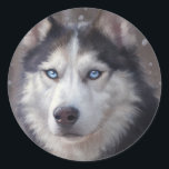 Adesivo Redondo Cachorro Siberian Husky<br><div class="desc">Esta pintura digital representa um Husky Siberiano sobre a neve,  seu pelo brilhando com realces gelados enquanto a paisagem de inverno se estende infinitamente atrás dela. Os olhos expressivos do cão chamam a atenção do espectador.</div>