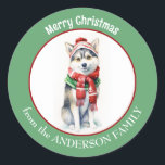 Adesivo Redondo Cachorro Siberiano Husky em Red Christmas Scarf an<br><div class="desc">Uma imagem de um adorável cão Siberiano Husky vestindo um lenço vermelho de inverno e que está no centro deste adesivo de Natal. A imagem é emoldurada numa borda verde circular que contém o texto personalizado em branco. Bonito para cartões de Natal,  correspondência e pacotes de presentes.</div>