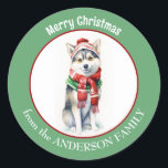 Adesivo Redondo Cachorro Siberiano Husky em Red Christmas Scarf an<br><div class="desc">Uma imagem de um adorável cão Siberiano Husky vestindo um lenço vermelho de inverno e que está no centro deste adesivo de Natal. A imagem é emoldurada numa borda verde circular que contém o texto personalizado em branco. Bonito para cartões de Natal,  correspondência e pacotes de presentes.</div>