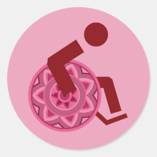 ADESIVO REDONDO CADEIRA DE RODAS MADEIRA DIFERENTE DE PESSOAS CAPA