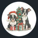 Adesivo Redondo Cães de Natal em Boston Terrier<br><div class="desc">Uma bela ilustração dos cães de Boston Terrier vestidos para o Natal. Perfeito para amantes de animais de estimação e pais de cães durante o feriado.</div>
