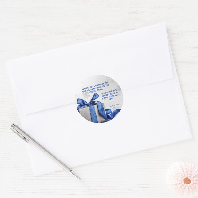 Adesivo Redondo Caixa de presente de Natal elegante com fita azul (Envelope)