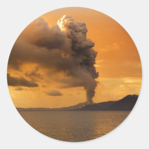Adesivo Redondo Caldera de Rabaul do vulcão de Tavurvur que entra
