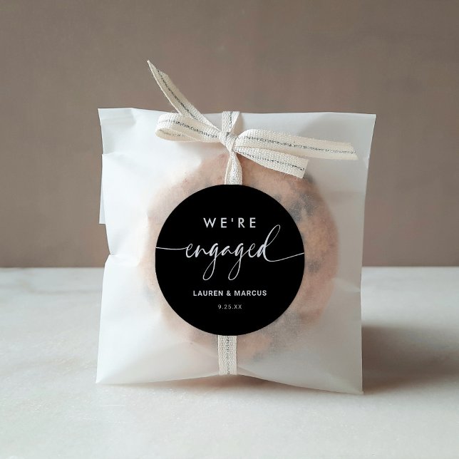 Adesivo Redondo Caligrafia Negra Minimalista Moderna, estamos envo (Criador carregado)