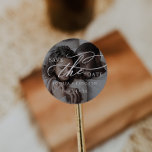 Adesivo Redondo Caligrafia romântica Foto Escura Salva Data<br><div class="desc">Esta fotografia escura da caligrafia romântica salva o adesivo de data é perfeito para um casamento simples. O clássico design moderno apresenta espirais ricos e turbilhões brancos com magnífica e elegante tipografia à mão. Personalize os autocolantes com sua foto,  nomes e data de casamento.</div>