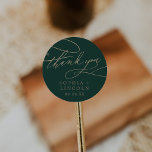 Adesivo Redondo Caligrafia Romântica Verde Obrigado A Favor Do Sti<br><div class="desc">Esse obrigado romântico de caligrafia verde que você privilegia adesivos é perfeito para uma simples recepção de casamento. O clássico moderno design apresenta espirais de rico e turbilhões brancos com belíssima e elegante tipografia de folha de ouro de champanhe com letra falsa. Personalize as etiquetas do adesivo com seus nomes,...</div>
