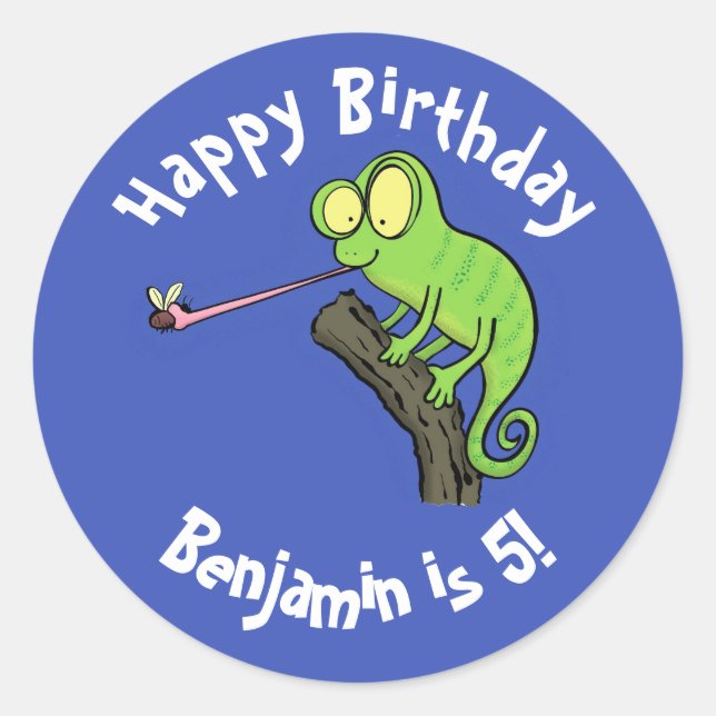 Adesivo Redondo Camaleão bonito pegando um desenho de inseto (Frente)